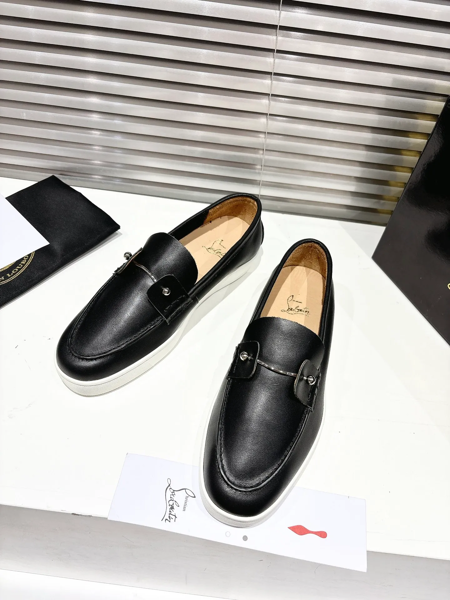 👟👟Ex-factory price 680👟👟 ╔Loft beaded black leather cover╗ ·Top version customization·2025𝐬𝐬 𝑪𝒉𝒓𝒊𝒔𝒕𝒊𝒂𝒏 𝑳𝒐𝒖𝒃𝒐𝒖𝒕𝒊𝒏 ▪️No matter the last shape, fabric, diamonds, nails, lining, outsole, they are as close as possible to ZP... ▪️The original sole is specially provided by the original factory ▪️The lining is imported water-dyed cowhide ▪️Private customization time is about 3-7 days —————— Size: Women's 35M-41M Men's 38M-47M, half size can be customized